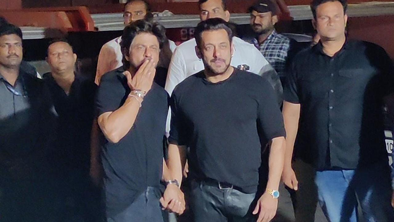 Dressed in black, both stars were colour co-ordinated. Shah Rukh blew kisses to fans. 